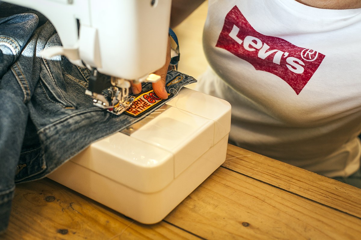 La icónica marca de ropa vaquera Levi's invita a todos los asistentes al festival a poner parches, letras, pins...a cualquier tipo de prenda