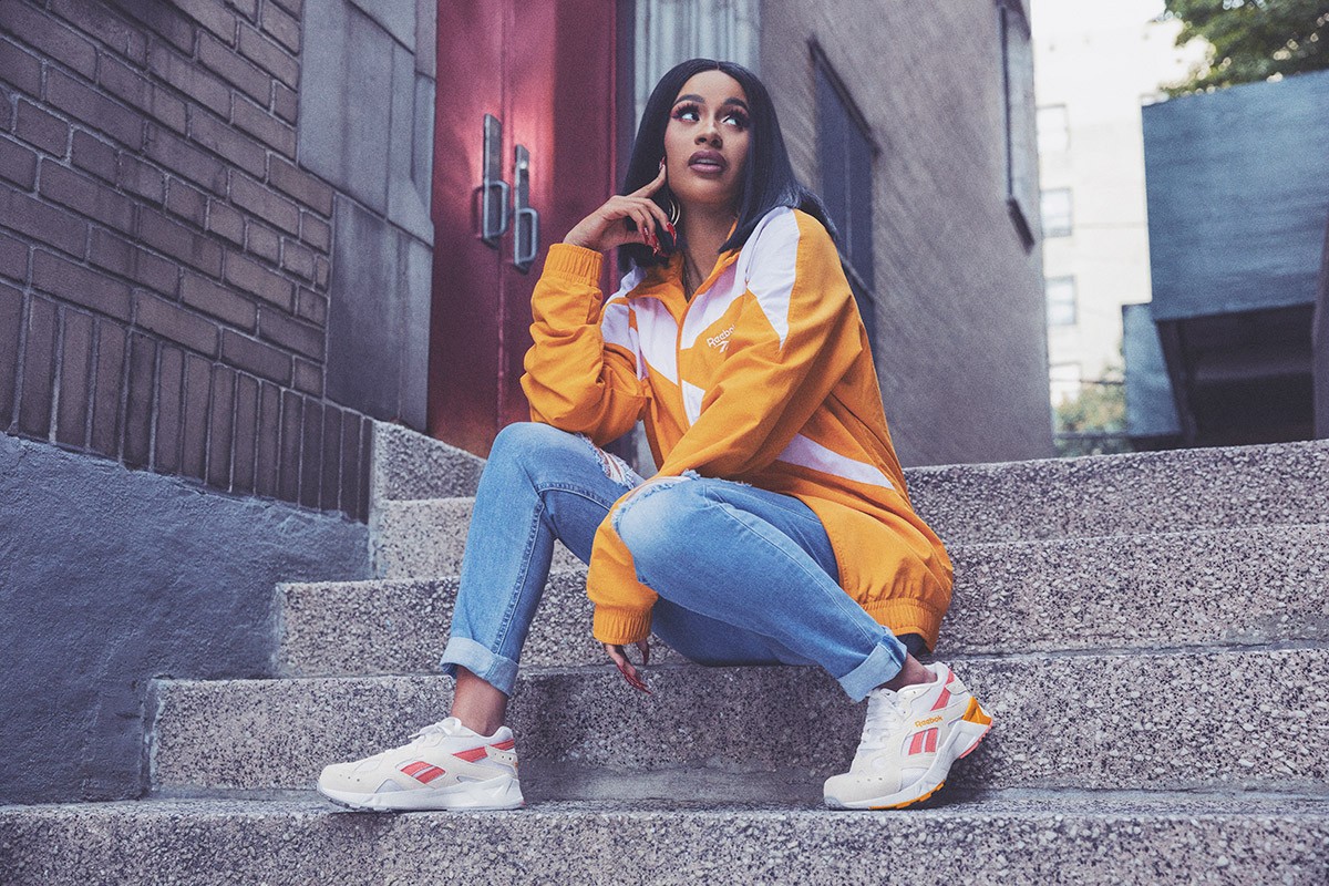 La rapera dominicana del Bronx protagoniza la campaña más desenfadada de las Aztrek